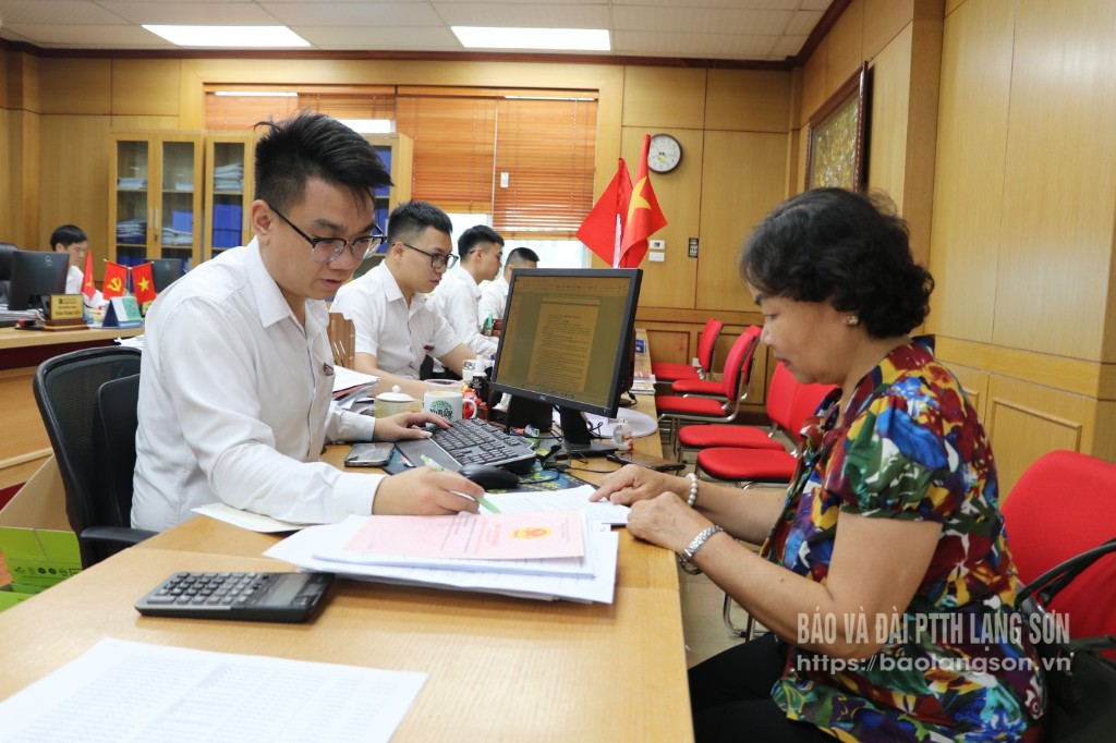 Cán bộ Agribank Lạng Sơn tuyên truyền, tư vấn cho khách hàng về dịch vụ vay thấu chi