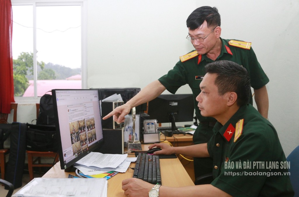 Thành viên lực lượng 47, Bộ Chỉ huy Quân sự tỉnh nắm bắt tình hình trên không gian mạng để phục vụ công tác