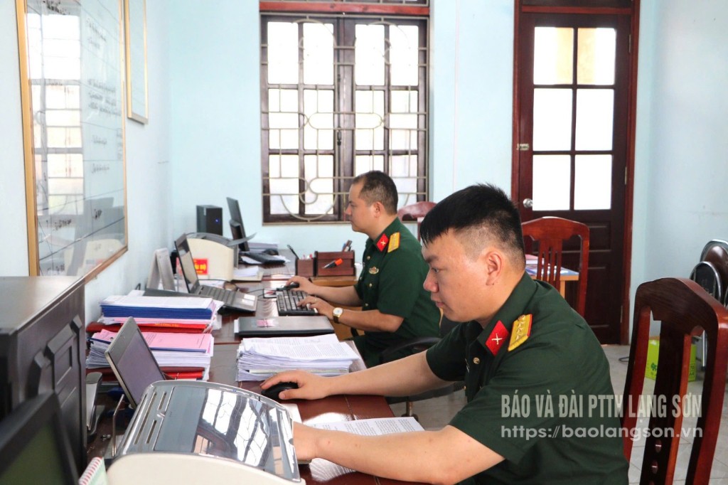 Thành viên lực lượng 47, Bộ Chỉ huy Quân sự tỉnh nắm bắt tình hình trên không gian mạng để phục vụ công tác
