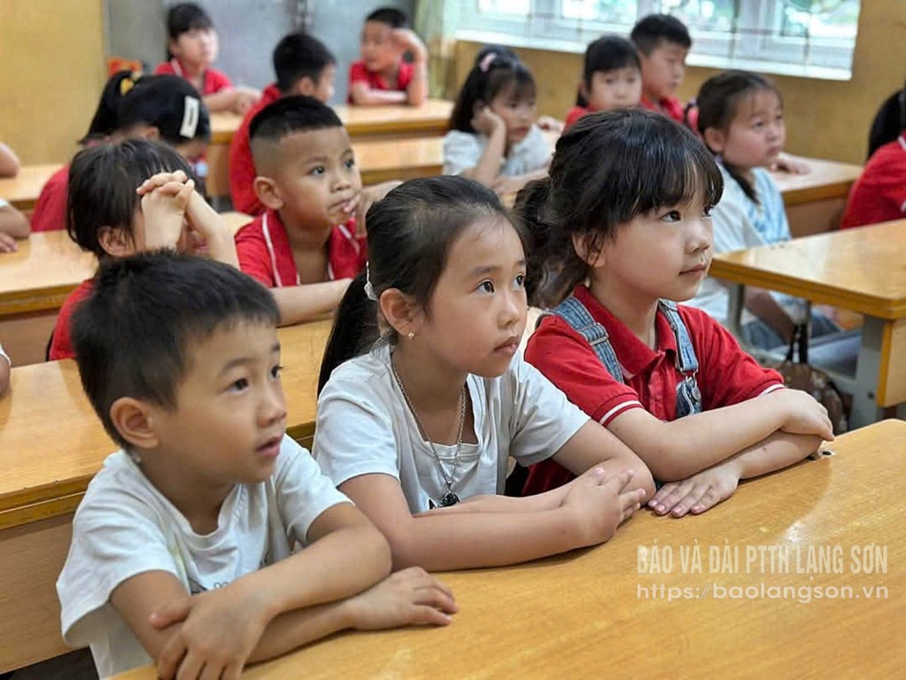 Các em học sinh Trường Mầm non xã Tân Thanh, huyện Văn Lãng tham gia một giờ học của học sinh lớp 1 Trường Tiểu học xã Tân Thanh
