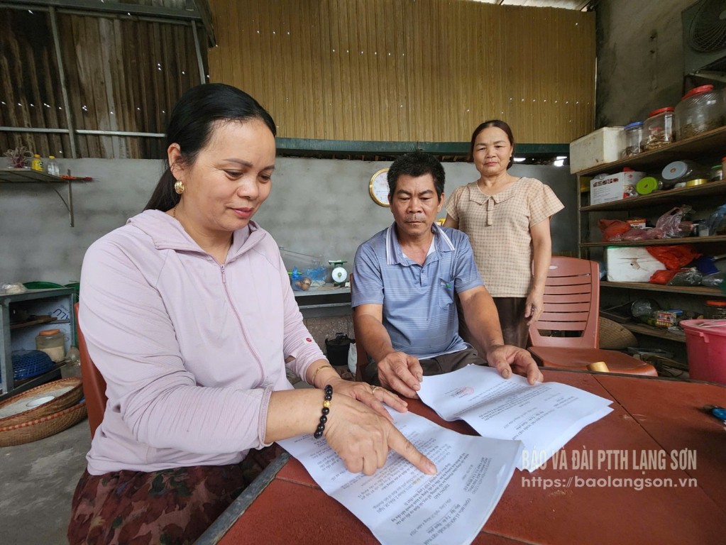 Bí thư Chi bộ, Trưởng thôn Tân Hoa, xã Hồ Sơn tuyên truyền, giải thích cho người dân về cơ chế, chính sách bồi thường, hỗ trợ và tái định cư