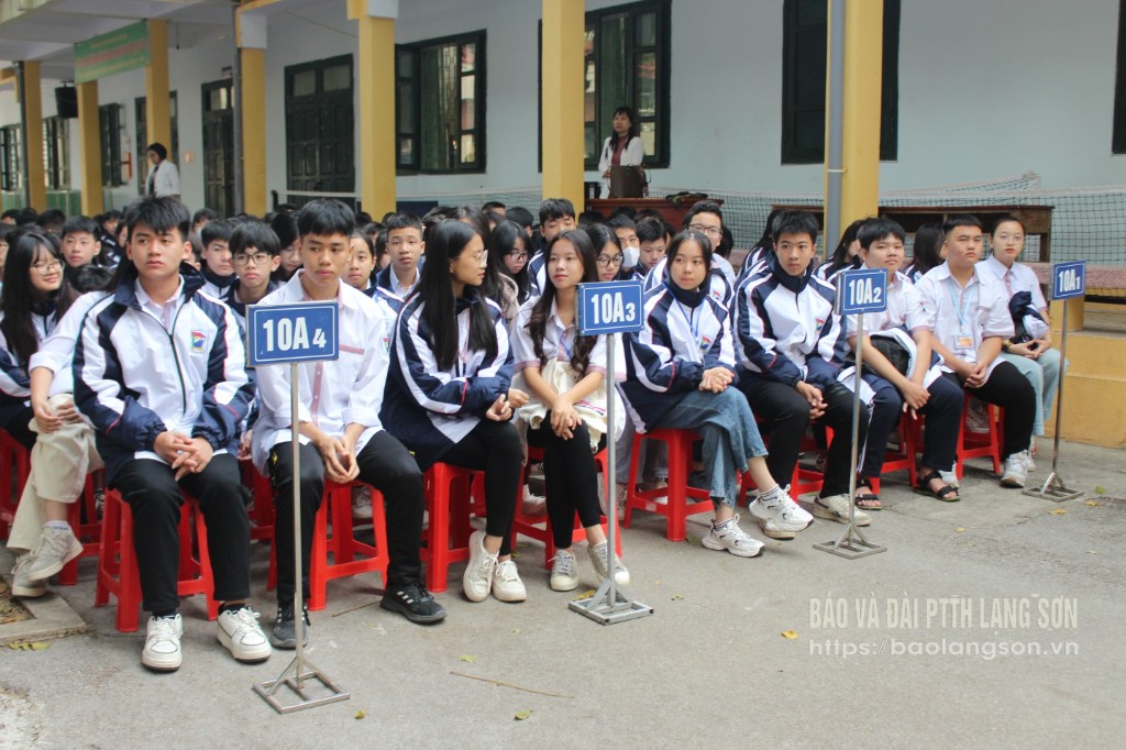 Học sinh Trường THPT Việt Bắc (thành phố Lạng Sơn) nghe tuyên truyền về phòng chống tác hại của thuốc lá