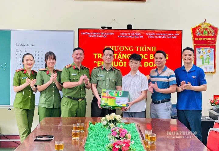 Nguyên lãnh đạo, cán bộ, chiến sĩ thuộc Công an huyện Cao Lộc trước đây trao quà