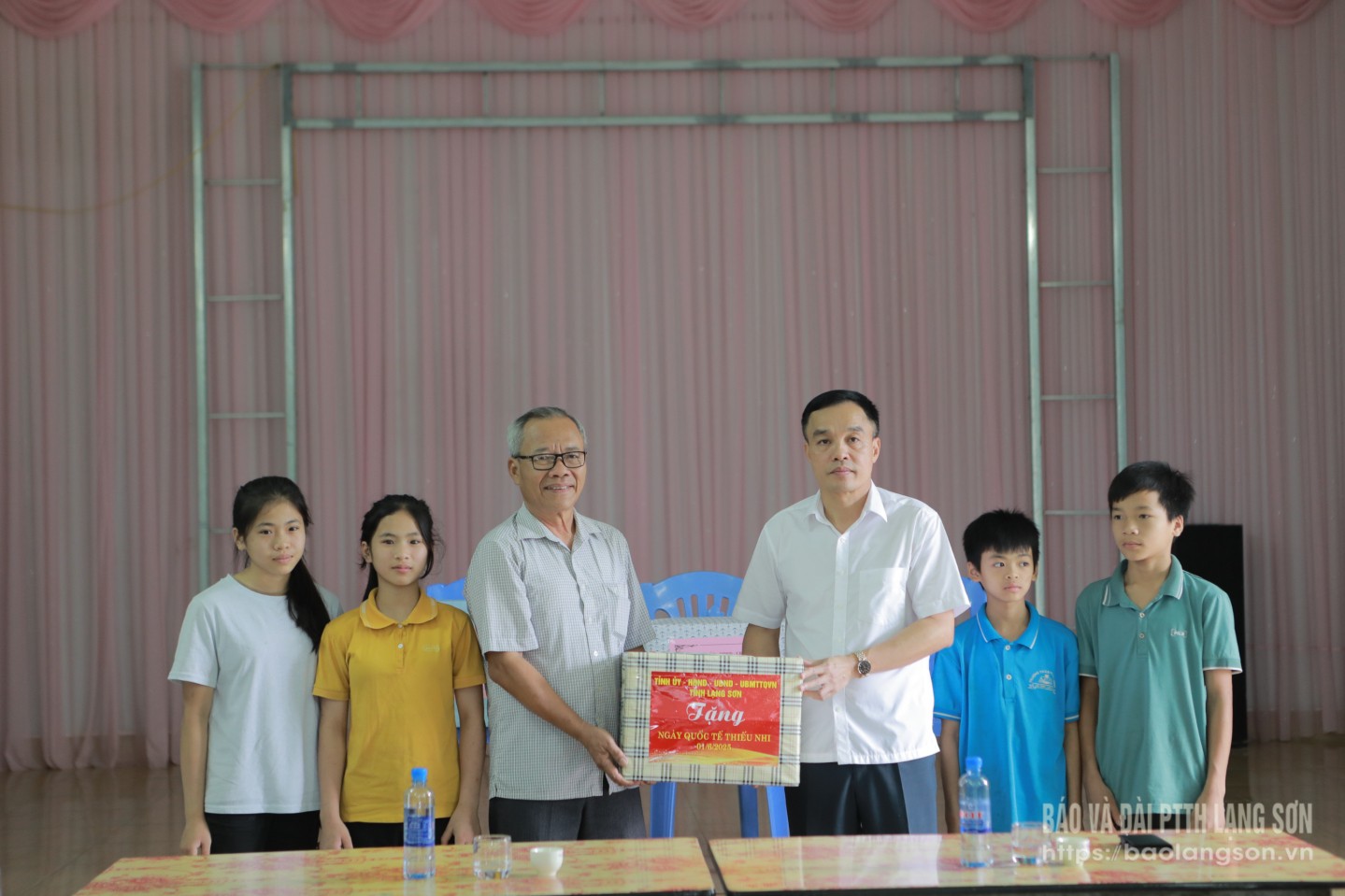 Đồng chí Nguyễn Thế Toàn, Giám đốc Sở Y tế, Phó Chủ tịch Hội đồng Bảo trợ Quỹ Bảo trợ trẻ em tỉnh tặng quà cho thiếu nhi tại trung tâm