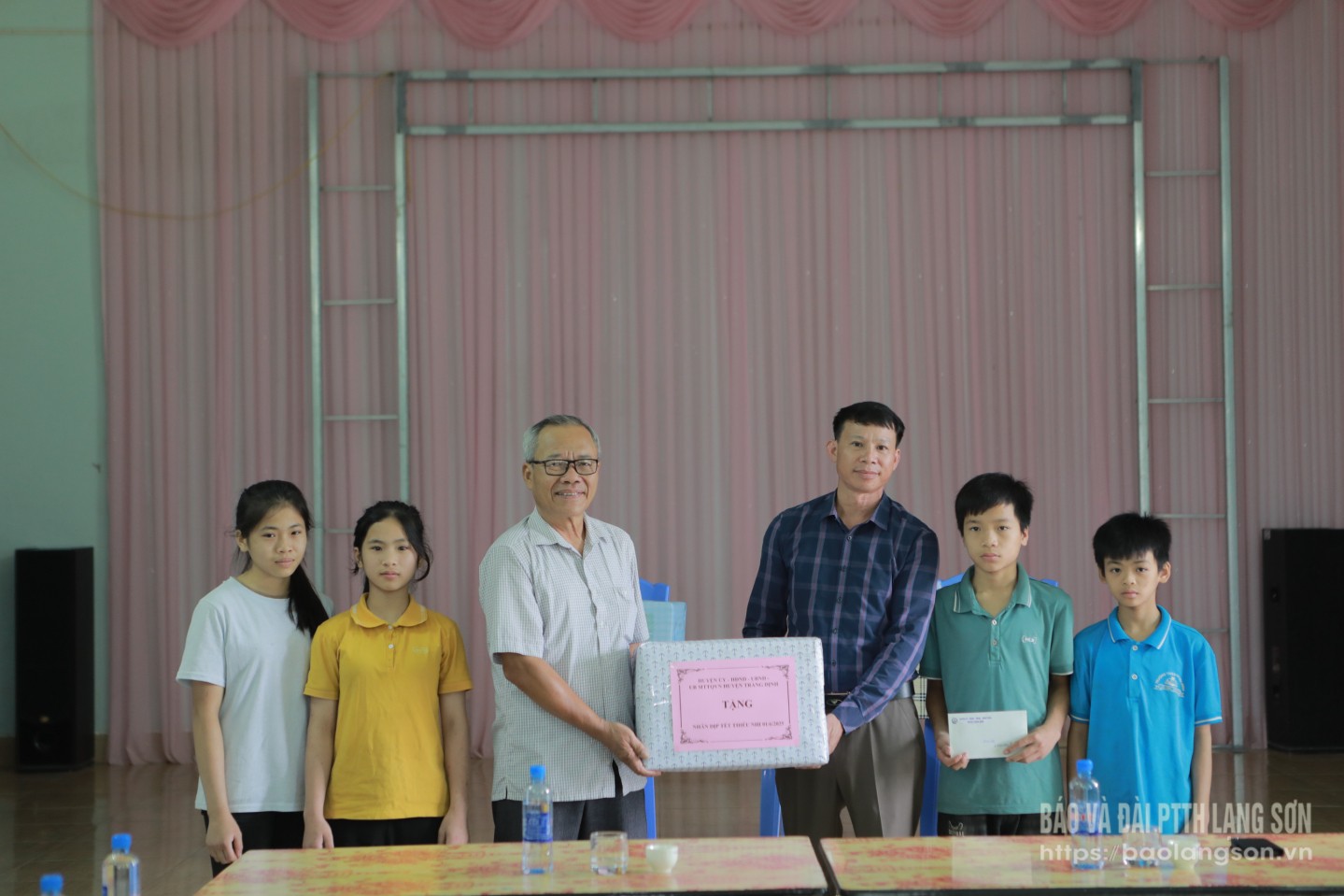 Đại diện UBND huyện Tràng Định tặng quà cho thiếu nhi tại trung tâm