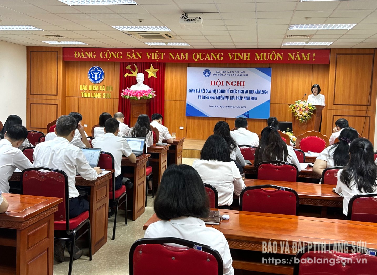 Lãnh đạo Phòng Quản lý Thu - Sổ, Thẻ, BHXH tỉnh báo cáo kết quả hoạt động tổ chức dịch vụ thu năm 2024
