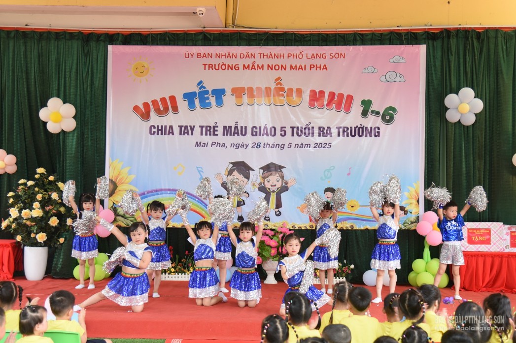 Học sinh nhà trường biểu diễn tiết mục văn nghệ tại chương trình