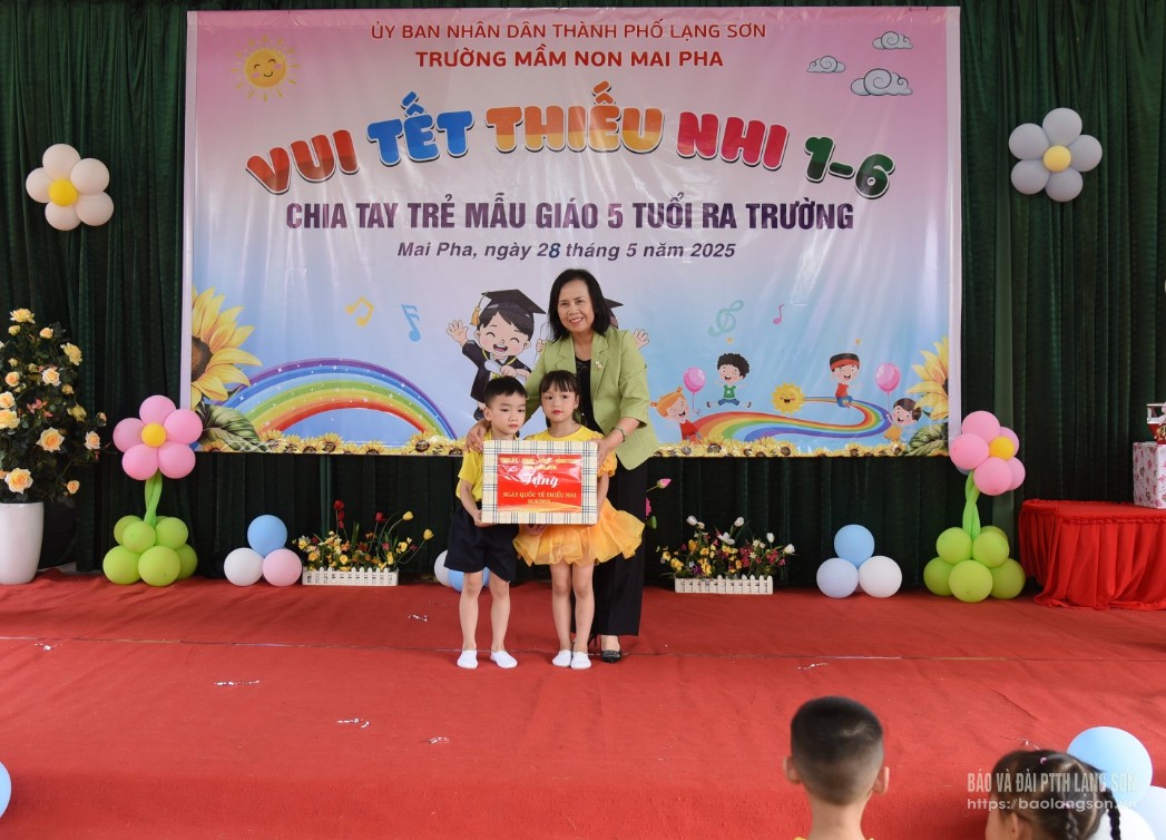 Đồng chí Đoàn Thị Hậu, Phó Bí thư Thường trực Tỉnh ủy, Chủ tịch HĐND tỉnh, trưởng đoàn công tác tặng quà cho đại diện học sinh của nhà trường