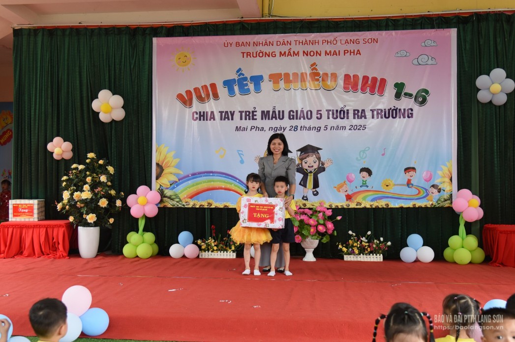 Lãnh đạo UBND thành phố Lạng Sơn tặng quà cho đại diện học sinh nhà trường