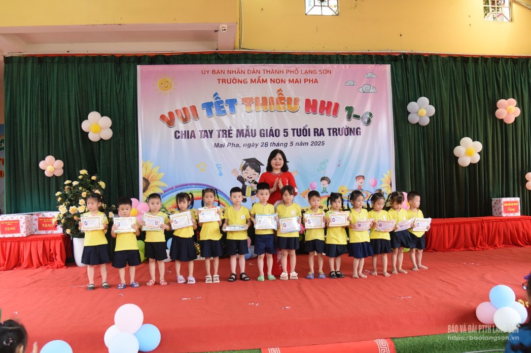 Lãnh đạo nhà trường tặng quà cho đại diện bé ngoan xuất sắc của các lớp