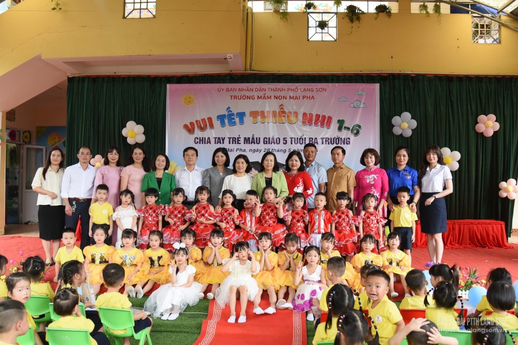 Các đại biểu chụp ảnh lưu niệm cùng cô và trò nhà trường