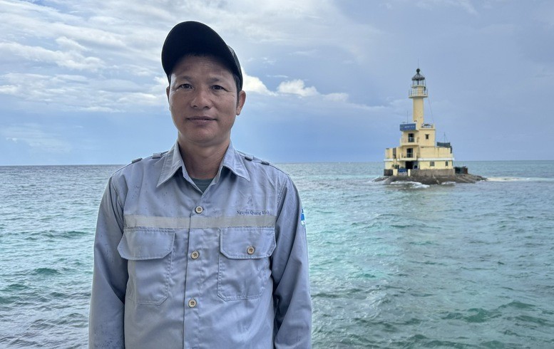 Anh Nguyễn Quang Vinh, nhân viên gác đèn tại hải đăng Đá Tây B - Ảnh: VGP/Sơn Hào