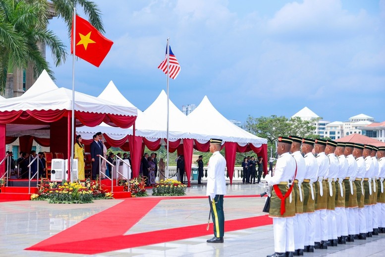 Chiều 25/5, Thủ tướng Chính phủ Malaysia Anwar Ibrahim và Phu nhân chủ trì lễ đón chính thức Thủ tướng Chính phủ Phạm Minh Chính và Phu nhân, cùng Đoàn đại biểu cấp cao Việt Nam thăm chính thức Malaysia và tham dự Hội nghị Cấp cao ASEAN lần thứ 46 và các hội nghị cấp cao liên quan - Ảnh: VGP/Nhật Bắc