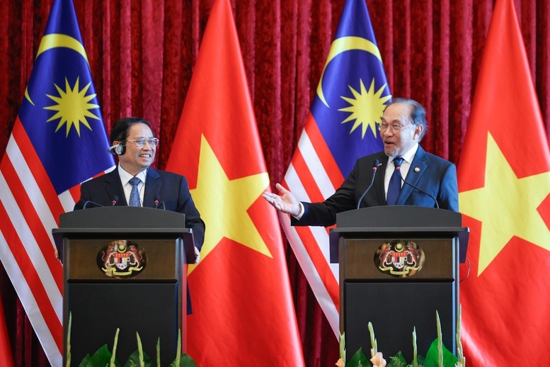 Thủ tướng Phạm Minh Chính và Thủ tướng Malaysia Anwar Ibrahim chủ trì họp báo chiều 25/5 tại Thủ đô Kuala Lumpur - Ảnh: VGP/Nhật Bắc