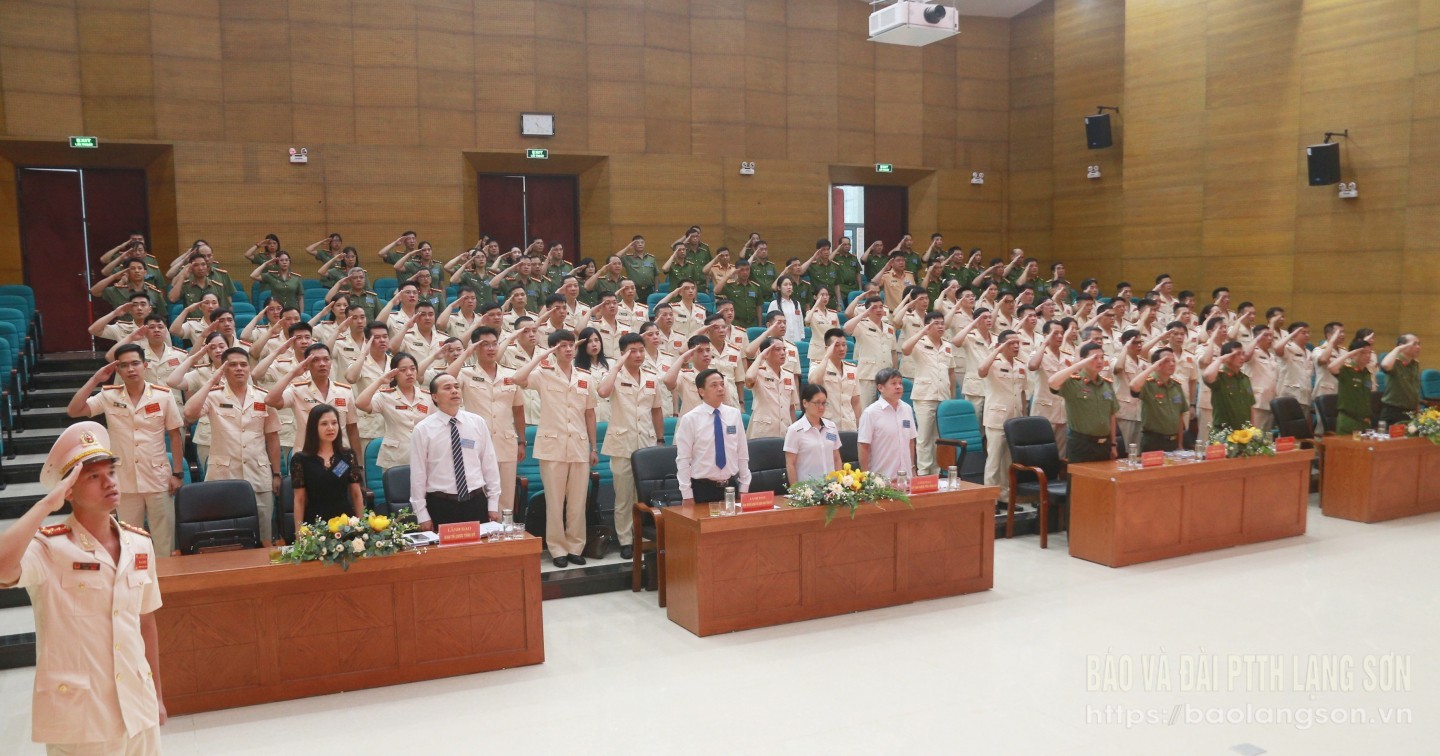 Các đại biểu thực hiện nghi lễ chào cờ tại đại hội