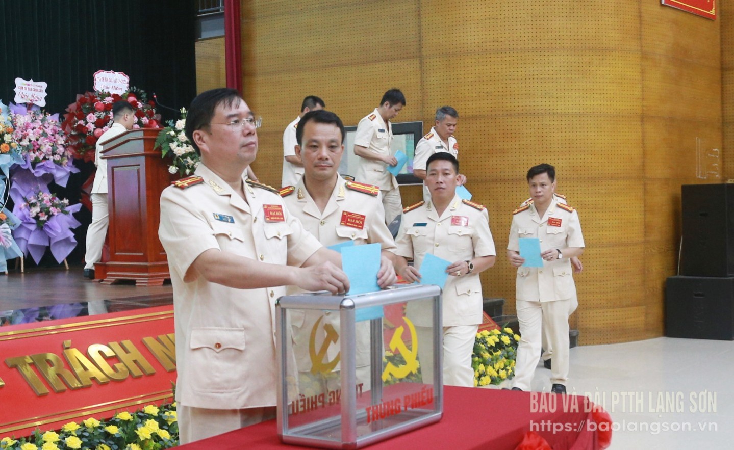 Các đại biểu bỏ phiếu bầu Ban Chấp hành Đảng bộ Văn phòng Cơ quan CSĐT Công an tỉnh nhiệm kỳ 2025 - 2030