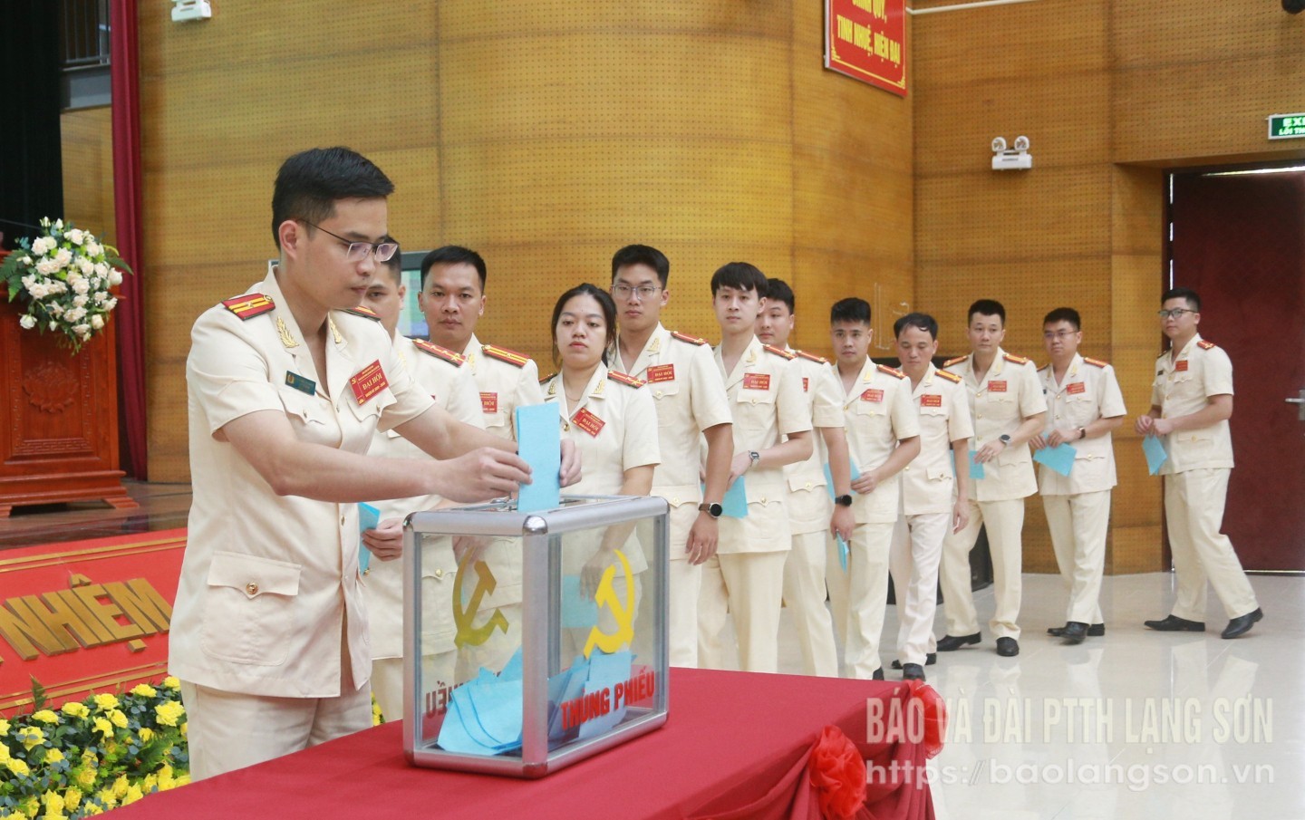 Các đại biểu bỏ phiếu bầu Ban Chấp hành Đảng bộ Văn phòng Cơ quan CSĐT Công an tỉnh nhiệm kỳ 2025 - 2030