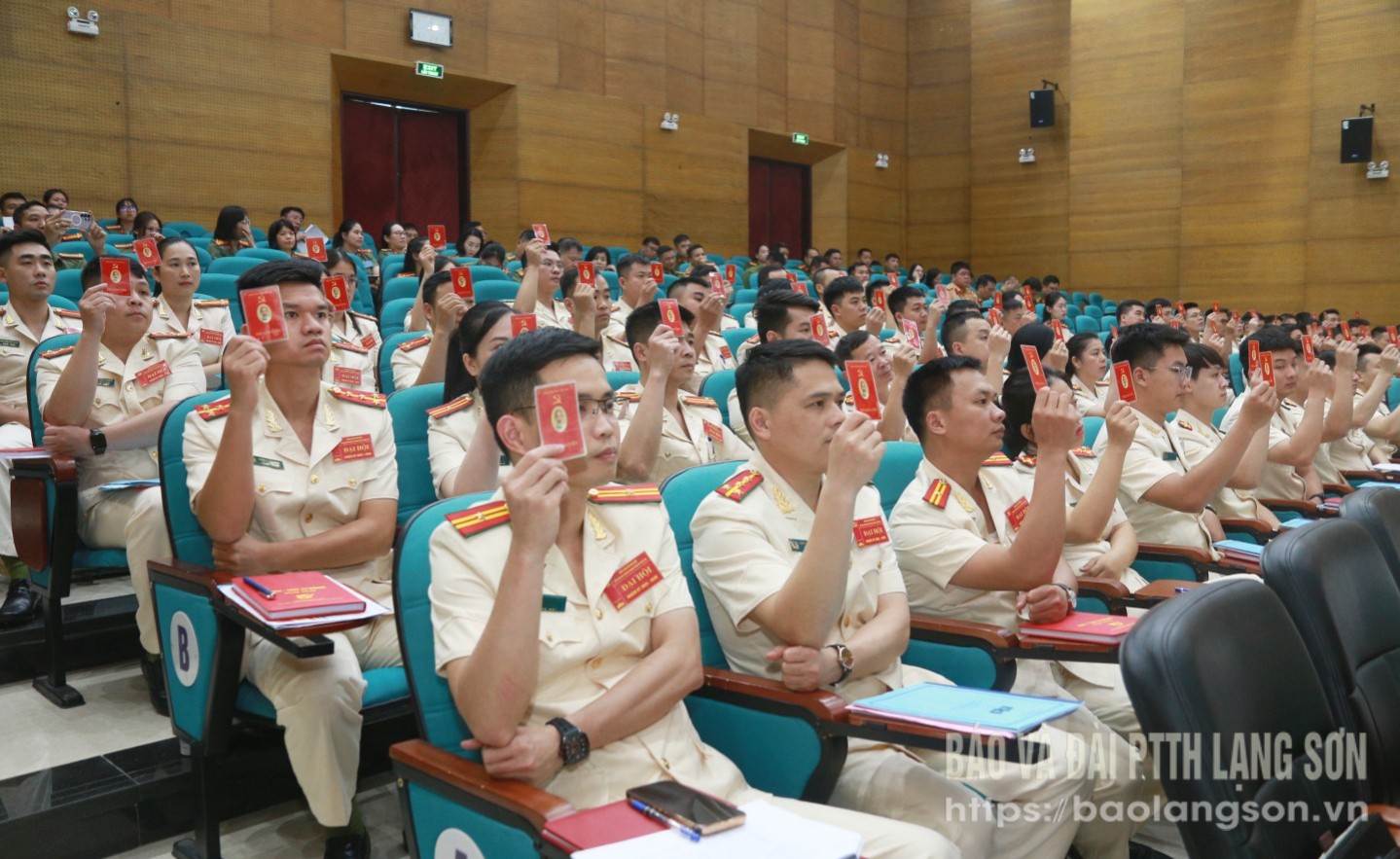 Các đại biểu biểu quyết thông qua nghị quyết