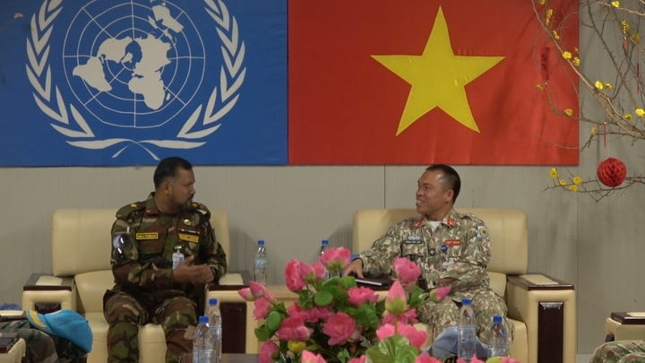 Đại diện Phái bộ Lực lượng An ninh Lâm thời Liên Hợp Quốc tại Abyei (UNISFA) trao đổi với đại diện Đội Công binh số 3 của Việt Nam