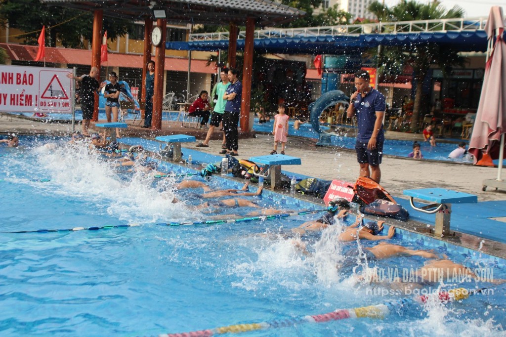 Huấn luyện viên CLB Cá mập Lạng Sơn dạy trẻ bơi tại Bể bơi Đồng Đội, phường Chi Lăng, thành phố Lạng Sơn