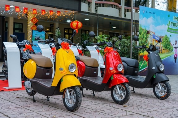 Từ ngày 22-5-2025, khách hàng mua ô tô và xe máy điện VinFast đều được áp dụng mức ưu đãi 4% trên giá xe.