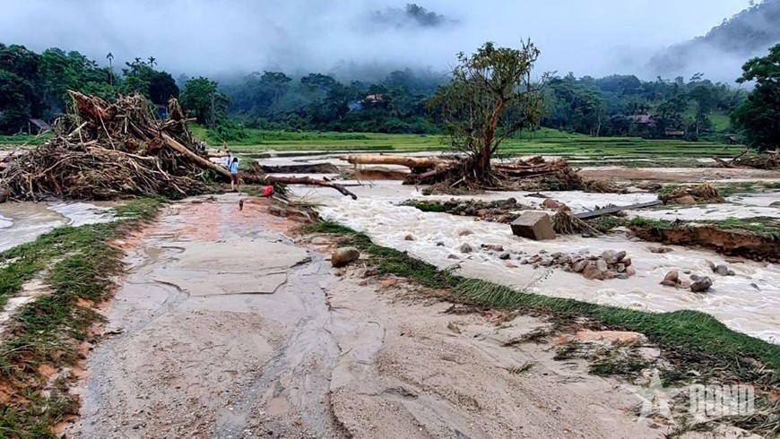 Lũ quét bất ngờ tràn xuống trong đêm tàn phá bản biên giới.