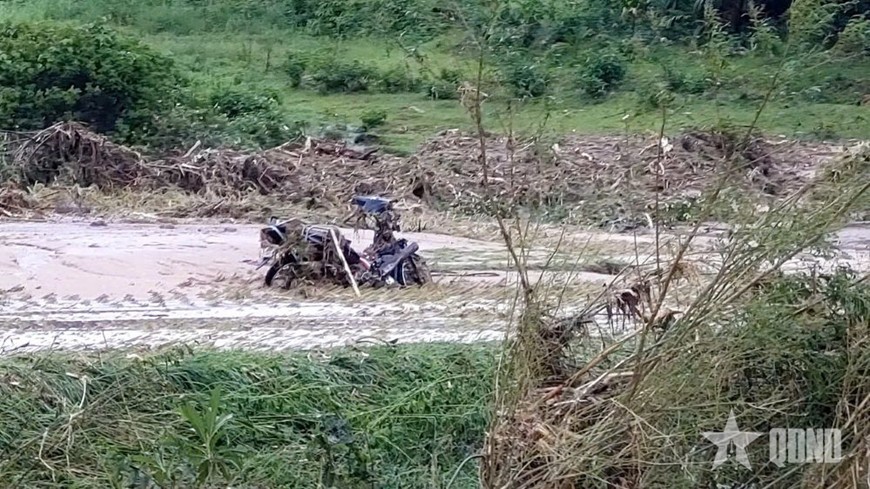 Một chiếc xe máy của người dân bị cuốn trôi.