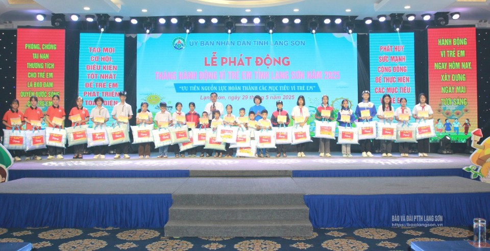  Ban Tổ chức đã tặng quà trẻ em có hoàn cảnh đặc biệt khó khăn