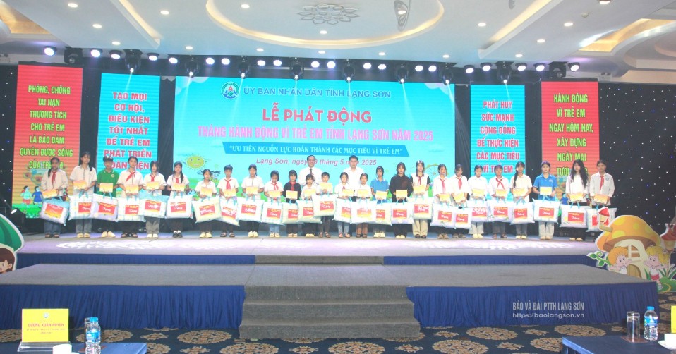  Ban Tổ chức đã tặng quà trẻ em có hoàn cảnh đặc biệt khó khăn