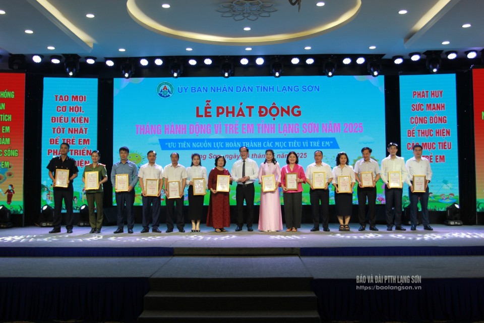 Đồng chí Dương Xuân Huyên trao giấy “ Ghi nhận tấm lòng vàng” cho các đơn vị, doanh nghiệp, cá nhân ủng hộ Quỹ Bảo trợ trẻ em tỉnh 