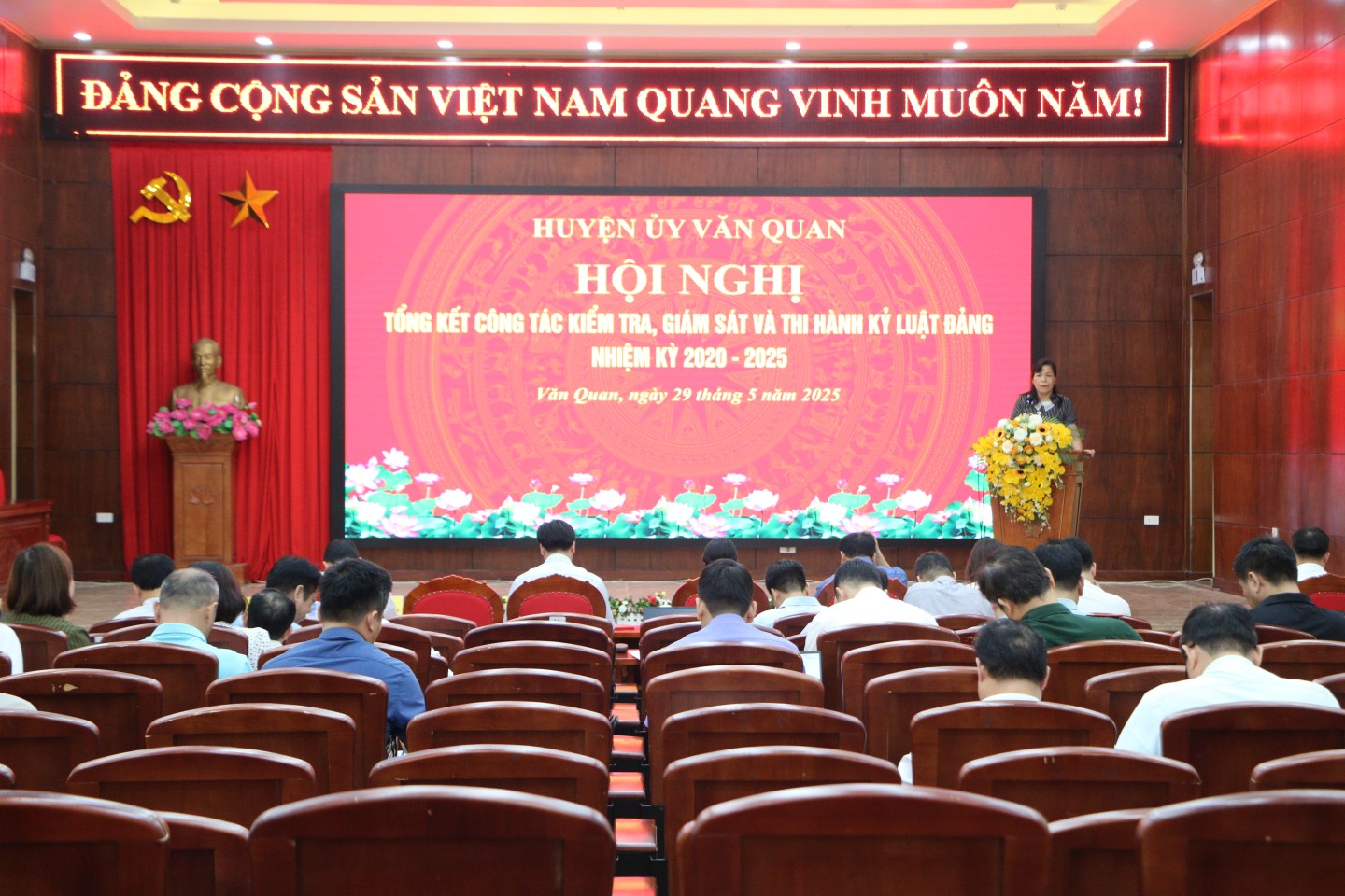 Lãnh đạo Ủy ban Kiểm tra Huyện ủy trình bày báo cáo tổng kết công tác kiểm tra, giám sát và thi hành kỷ luật của Đảng bộ huyện nhiệm kỳ 2020 – 2025.