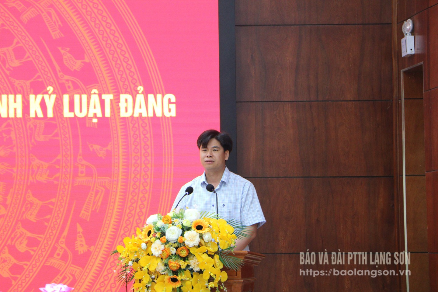 Lãnh đạo Huyện ủy Văn Quan phát biểu tại hội nghị
