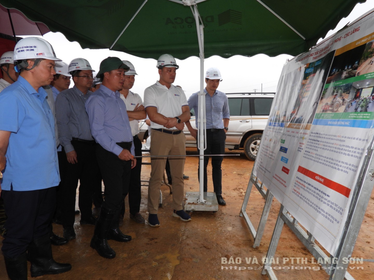 Đồng chí Thứ trưởng Bộ Xây dựng chỉ đạo tại thực địa khu vực kiểm tra dự án