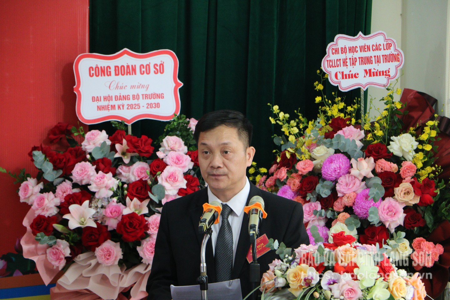 Đồng chí Nguyễn Đức Quý, Bí thư Đảng ủy, Hiệu trưởng Trường Chính trị Hoàng Văn Thụ phát biểu tại đại hội
