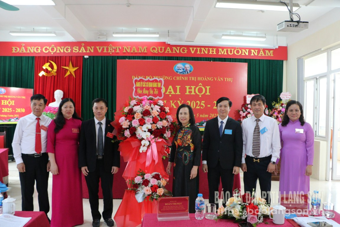 Các đồng chí Thường trực Đảng ủy CCQ Đảng tỉnh tặng hoa chúc mừng đại hội