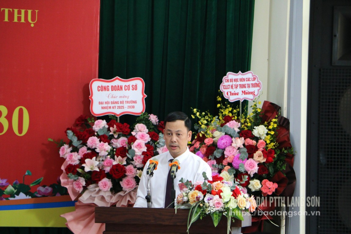 Đại biểu phát biểu tham luận tại đại hội