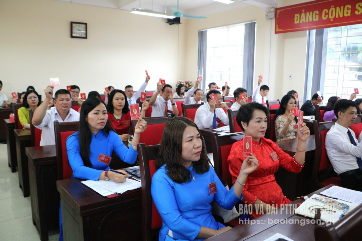Các đại biểu biểu quyết thông qua Nghị quyết Đại hội