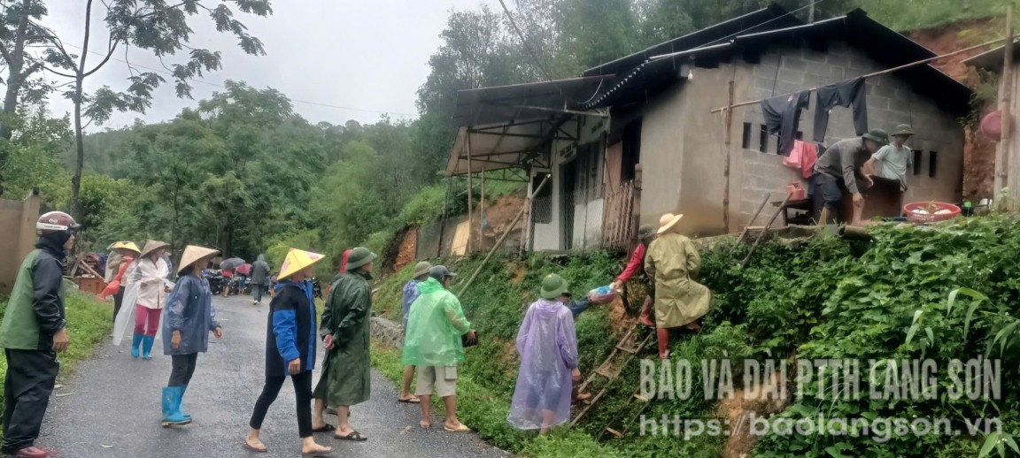 Các lực lượng chức năng, người dân hỗ trợ khắc phục nhà dân ở xã Kim Đồng, huyện Tràng Định khắc phục sạt lở