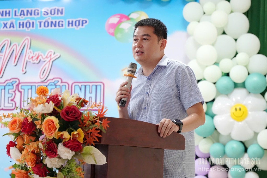 Đồng chí Hồ Công Liêm, Phó Giám đốc Sở Giáo dục và Đào tạo trưởng đoàn công tác phát biểu tại chương trình