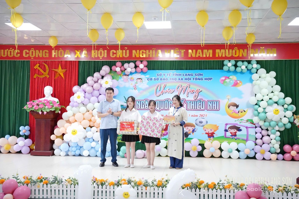 Đồng chí Hồ Công Liêm, Phó Giám đốc Sở Giáo dục và Đào tạo trao quà cho thiếu nhi tại Cơ sở bảo trợ xã hội tổng hợp tỉnh