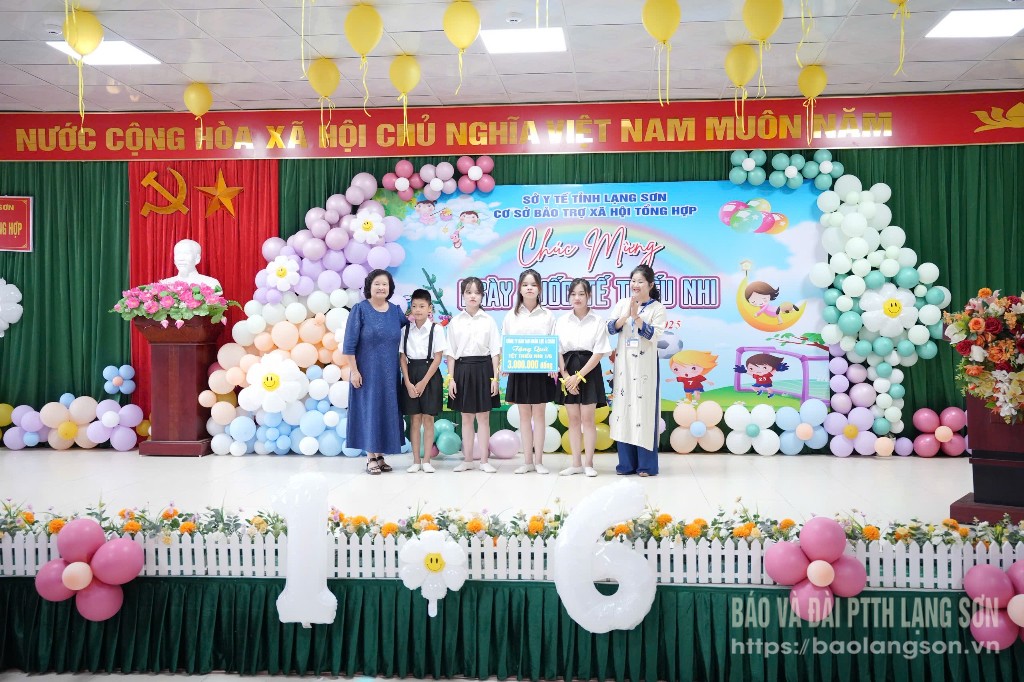 Đại diện Công ty TNHH Đào tạo nhân lực Á Châu trao quà cho thiếu nhi tại Cơ sở bảo trợ xã hội tổng hợp tỉnh