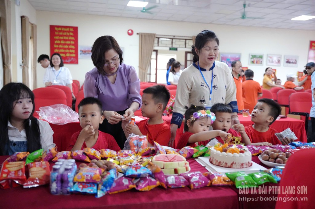 Các đồng chí trong đoàn công tác cùng tham gia liên hoan chúc mừng ngày Tết thiếu nhi với các cháu tại Cơ sở bảo trợ xã hội tổng hợp tỉnh