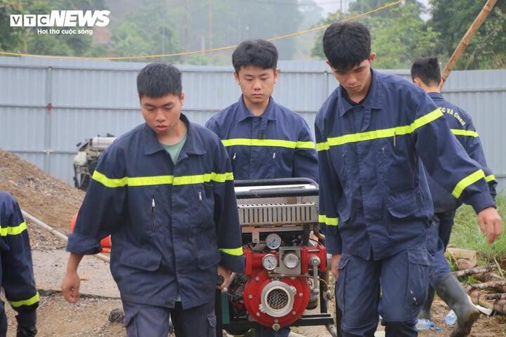 Lực lượng chức năng huyện Na Rì tạm dừng bơm hút nước tại hố.
