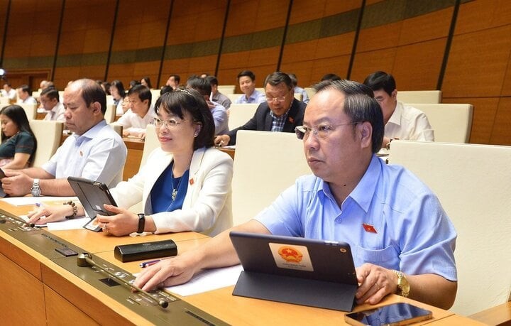 Các đại biểu bấm nút biểu quyết thông qua nghị quyết. (Ảnh: Quochoi.vn)