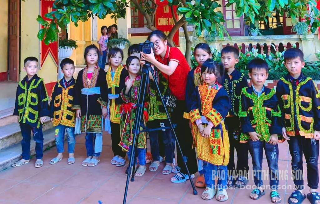 Phóng viên Phương Thúy (Trung tâm Văn hóa, Thể thao và Truyền thông huyện Cao Lộc) ghi lại những khoảnh khắc tại lớp học tiếng Dao ở Trường Phổ thông dân tộc bán trú TH&THCS xã Công Sơn