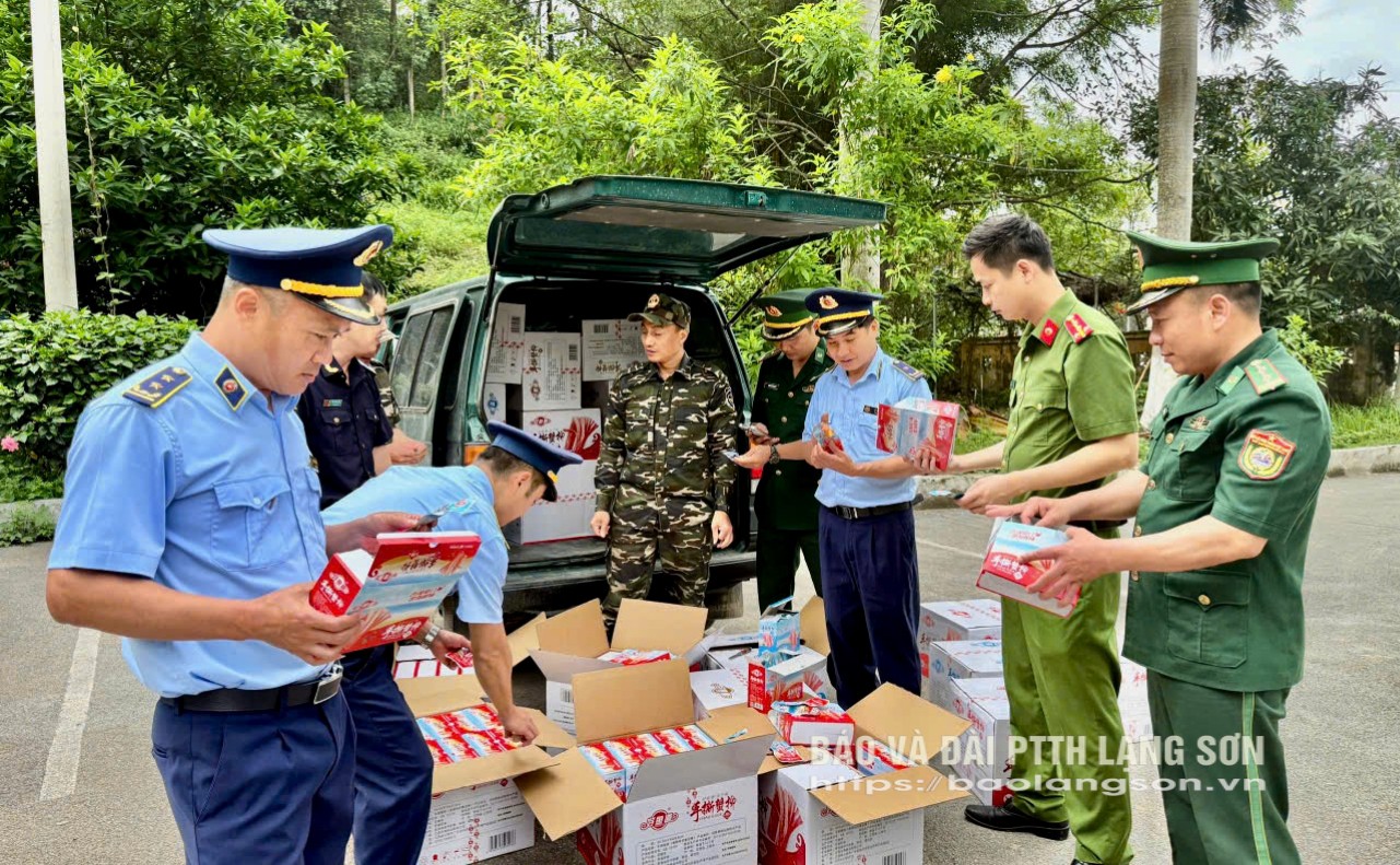 Lực lượng chức năng trên địa bàn huyện Lộc Bình thu giữ 14.000 gói Thanh Cua tẩm vị ăn liền nhập lậu