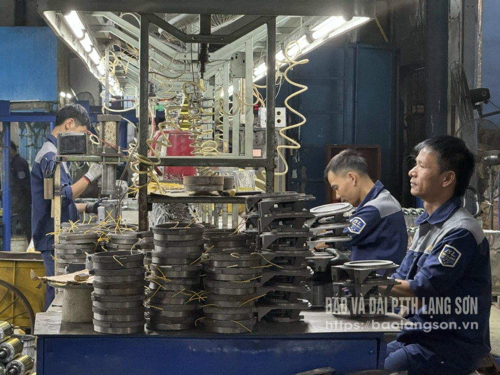 Công nhân Công ty Trách nhiệm hữu hạn Bảo Long lắp ráp máy bơm nước
