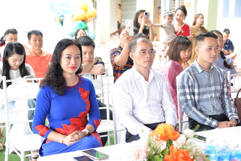 Các đại biểu dự chương trình Vui tết Thiếu nhi tại Trường Mầm non Happy School