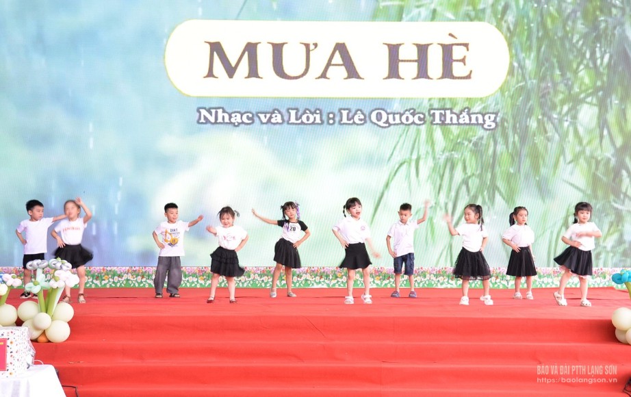 Tiết mục văn nghệ đặc sắc do các em học sinh Trường Mầm non Happy School biểu diễn