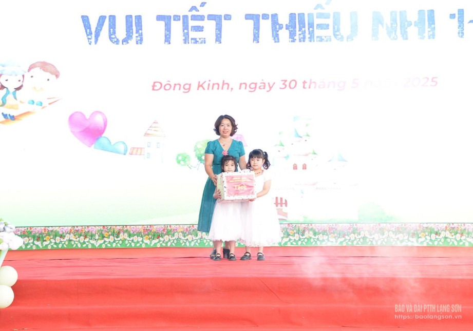 Lãnh đạo UBND phường Đông Kinh trao quà cho học sinh trường Mầm non Happy School
